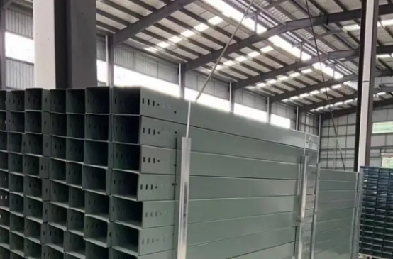 電纜橋架安裝圖片展示，寬度、高度和厚度相關說明